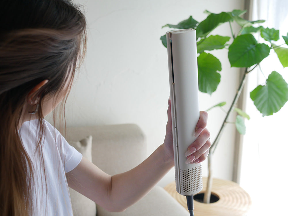 クワッズのビサラ スティックドライヤー ホワイトモデル。コンパクトでスタイリッシュなデザインの速乾スティック型ヘアドライヤー