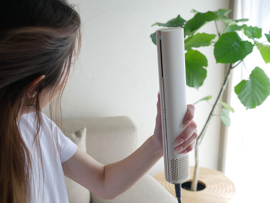 クワッズのビサラ スティックドライヤー ホワイトモデル。コンパクトでスタイリッシュなデザインの速乾スティック型ヘアドライヤー