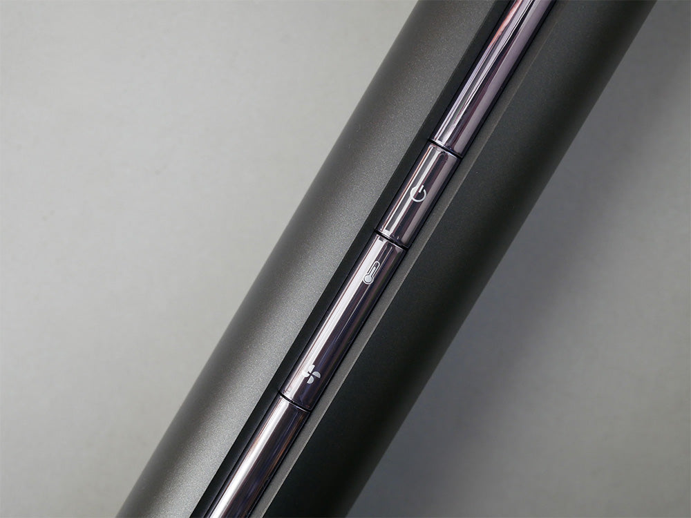 QUADSクワッズの速乾スティックドライヤー本体、シルバーとブラックのカラーオプションを展示