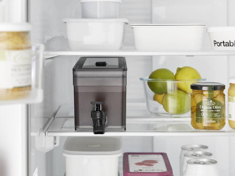 タワー型冷蔵庫ドリンクサーバーがキッチンに設置されている白色の画像