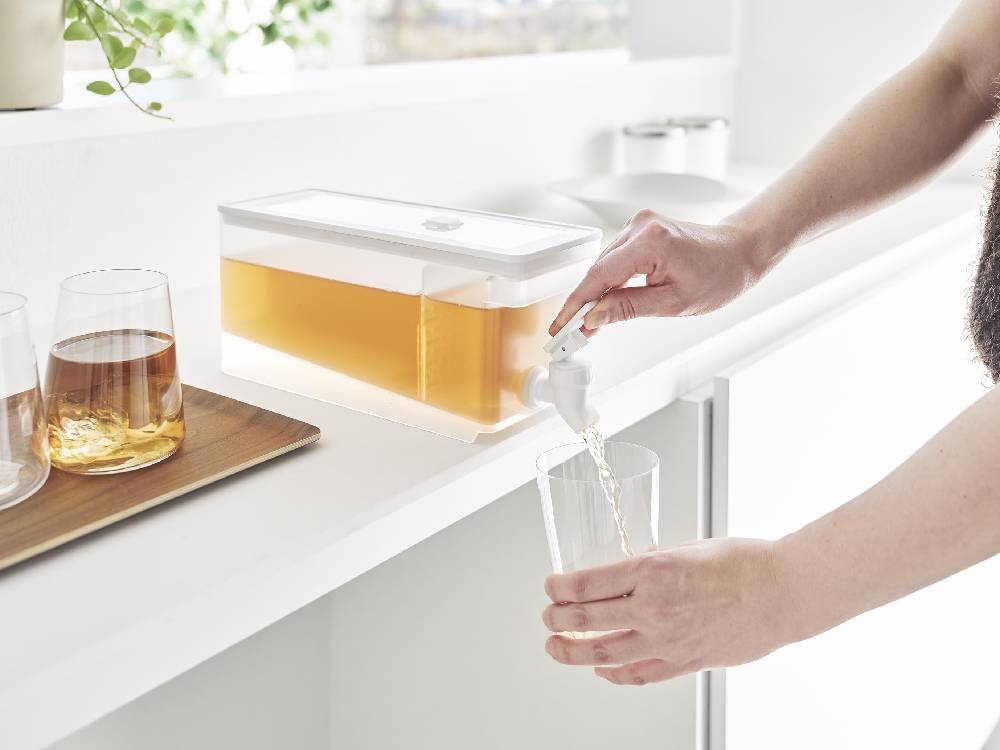 ホワイト色のタワー型冷蔵庫ドリンクサーバー1.8Lがキッチンカウンターに置かれている様子