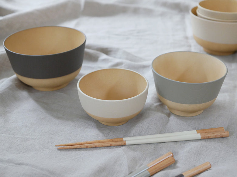 やさしい彩りシリーズの抗菌セラミック食器セット。くるみ色、あま色、きなり色の汁椀や丼、八角箸などが揃っています