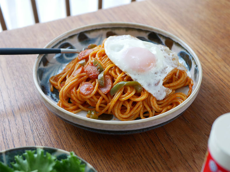 アワサカ製ブラッシュブルーのパスタボウルに盛られたアルデンテのスパゲッティ