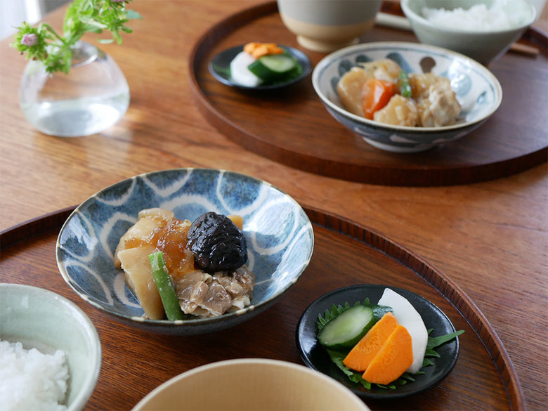 アワサカの和モダンな磁器製食器セット。Brush Blueデザインのパスタボウル、長角皿、プレート、スモールボウルが美しく配置されています。