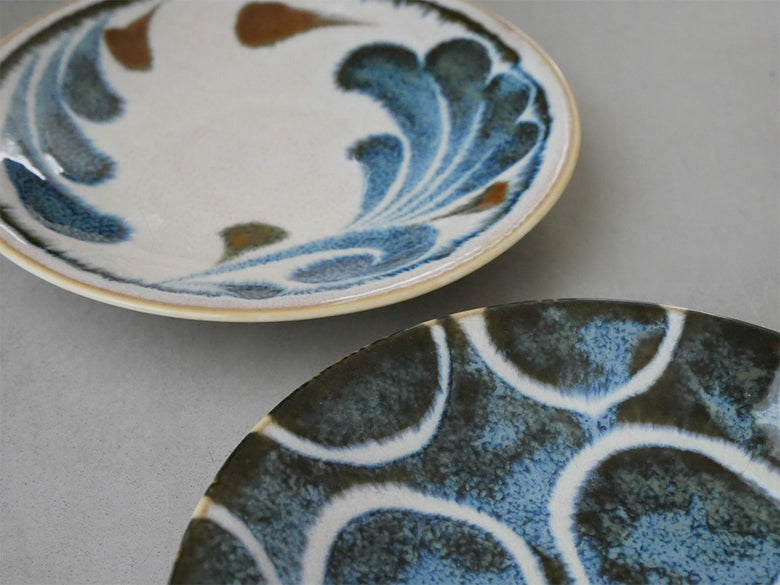 【awasaka/アワサカ】Brush Blueシリーズの和モダンな磁器ディッシュウェアセット。パスタボウル、長角皿、40プレート、スモールボウルが美しく並んでいます