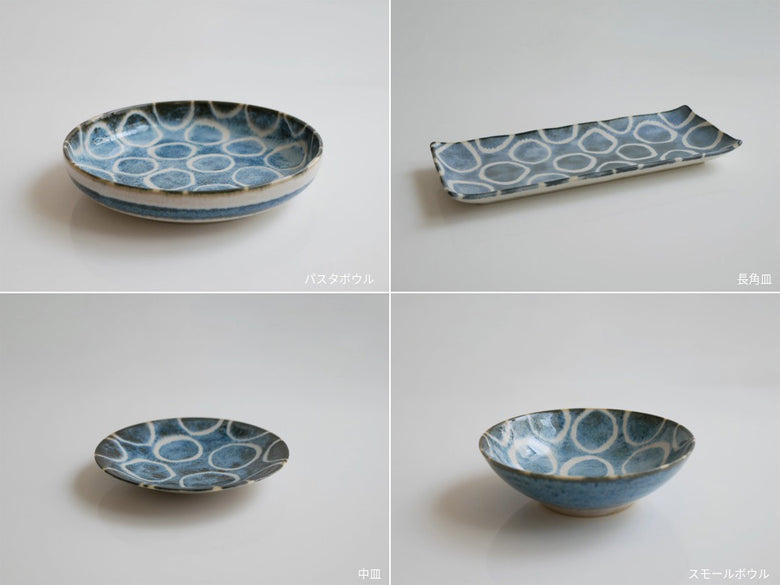 アワサカの和モダンな青色磁器食器セット。パスタボウル、長角皿、プレート、スモールボウルが並んでいる
