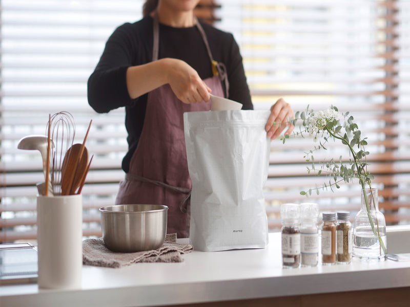 マーナの極お米保存袋2枚セット。ポリエチレンとアルミニウム製で約300×300mm、3.6リットルの容量を持つ日本製のお米保存用バッグ。