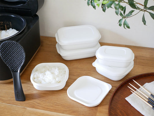 marna（マーナ）製極冷凍ごはん容器に入った炊きたてご飯と蓋の写真