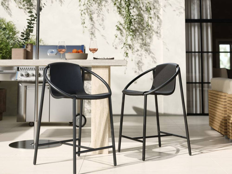 グレーのレザーデザインが特徴の【Umbra/アンブラ】リンゴカウンタースツール