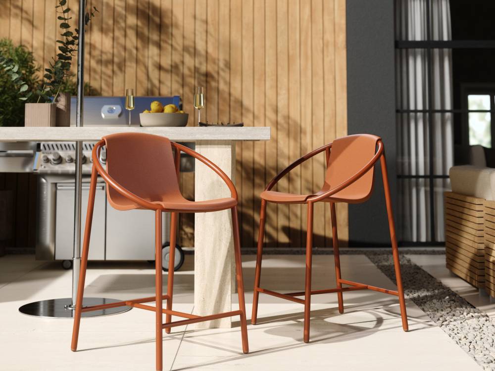 アンブラのリンゴカウンタースツール。スチールとウッドファイバー使用の屋外用デザインチェア