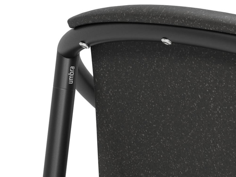 アンブラのリンゴカウンタースツール、スチールとポリプロピレン、ウッドファイバーを使用した屋外用プラスチック製椅子。耐久性のあるアルミニウムフレームを備えています。