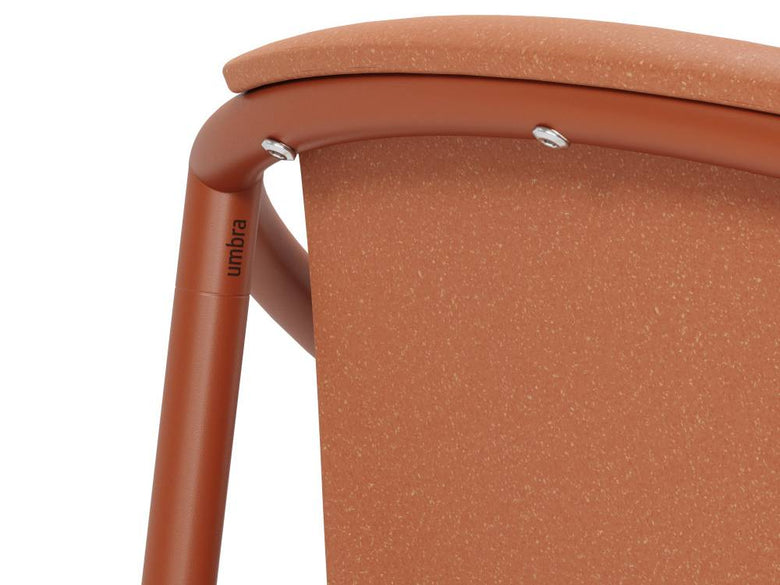 ウムブラのリンゴカウンタースツール、木目調仕上げのポリプロピレン製折りたたみ式アウトドア用チェア