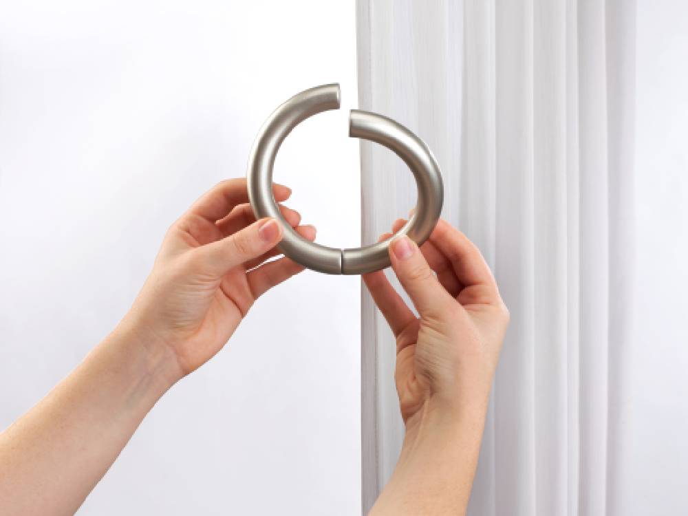 アンブラ ハロ マグネティックタイバック2点セット、シルバー色のアルミニウム製カーテン用ハードウェア