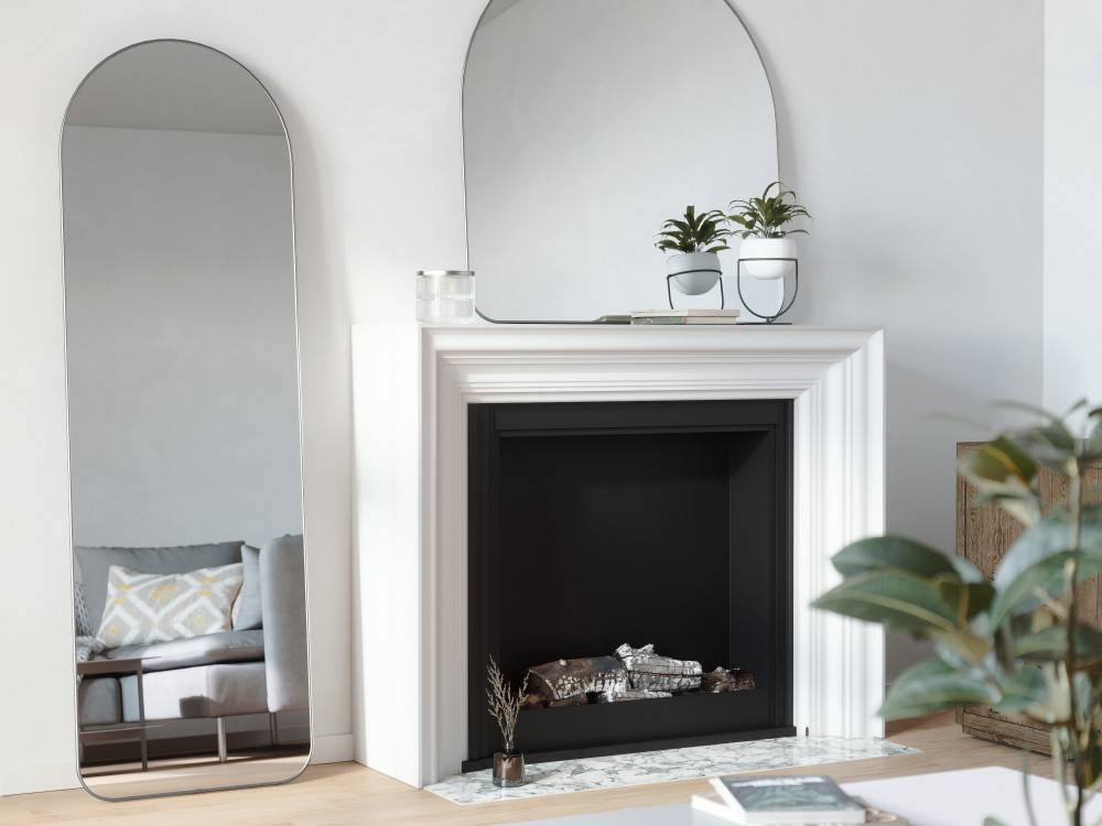 グレーとシルバーを基調としたリビングルームに設置されたウムブラ フーバ アーチド リー二ングミラー