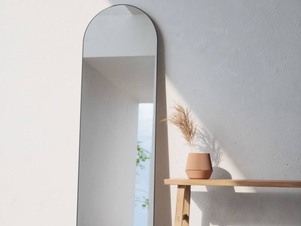 ガラスとポリ塩化ビニル製の高さ157cmの【Umbra/アンブラ】フーバ アーチド リー二ングミラー