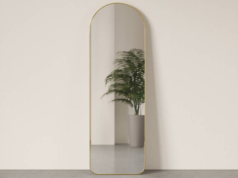 ブラスク仕上げのUmbra製フーバ アーチド リー二ングミラー、幅51cm、高さ157cm