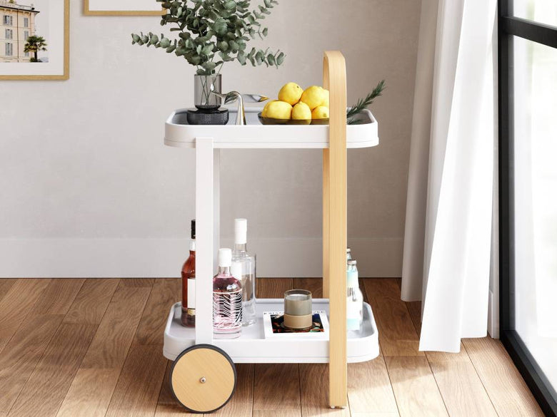 白または黒の天然木とスチール製ベルウッド サービングカートがキッチンに配置され、棚には花鉢やキッチン用品が整然と並んでいます