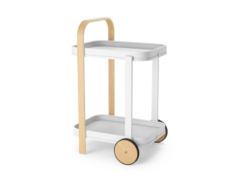 天然木とスチールで作られたUmbra（アンブラ）ベルウッドサービングカートの横に子供が立っている画像