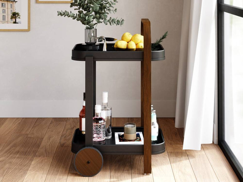 キッチンに配置された天然木とスチール製の【Umbra】ベルウッド サービングカートに花鉢やキッチン用品が置かれている