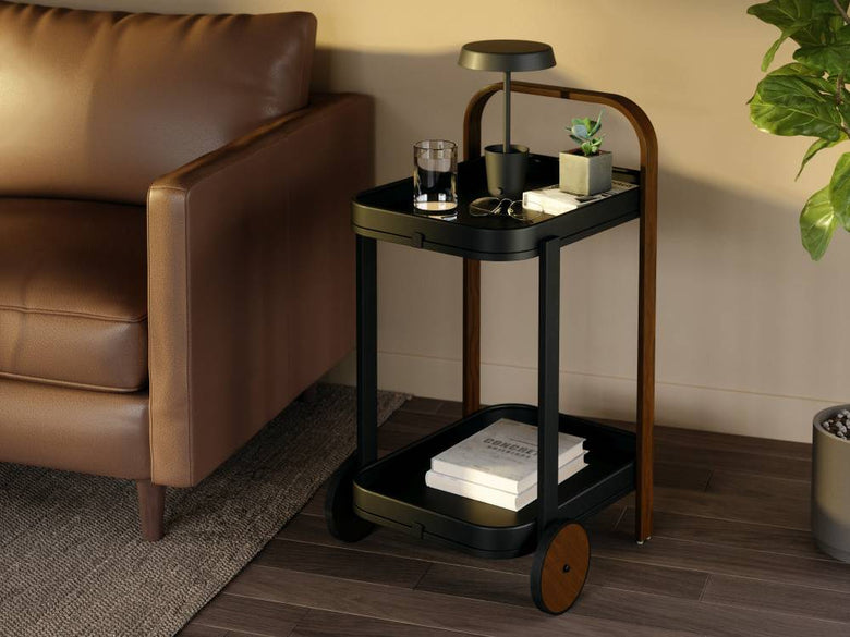 木目調のエンドテーブルとコーヒーテーブルにランプやシリンダー型の装飾品、ハウスプランツが配置されたナチュラルなリビングルームのインテリア