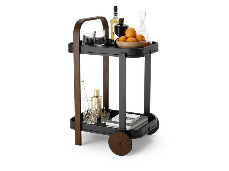 Umbraアンブラのベルウッド サービングカートがキッチンに置かれ、食品、ボトル、観葉植物が配置されている様子