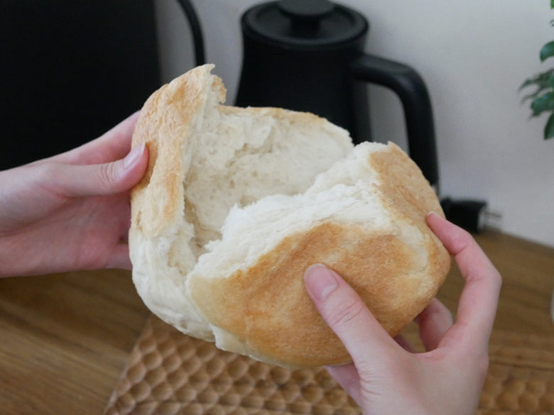 レコルトコンパクトベーカリーと焼きたてのパン、調理器具が並ぶキッチンの様子