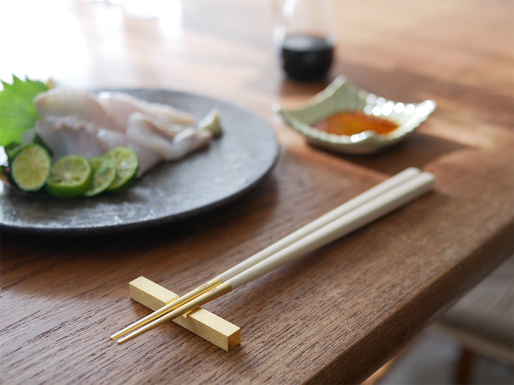 クチポール KUBE チョップスティック＆レストセットが木製のテーブルに配置されたキッチン用品の画像