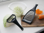 NONOJIの限定ブラックキャベピィMAXとサラダおろしがカッティングボード上に置かれたキッチン用品の写真