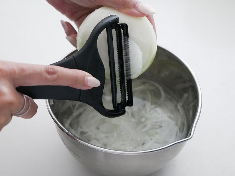 NONOJIノノジキャベピィ＆サラダおろしセット限定ブラック、キッチンで野菜を切るためのステンレス製キャベピィMAXナイフとサラダおろしが並べられている