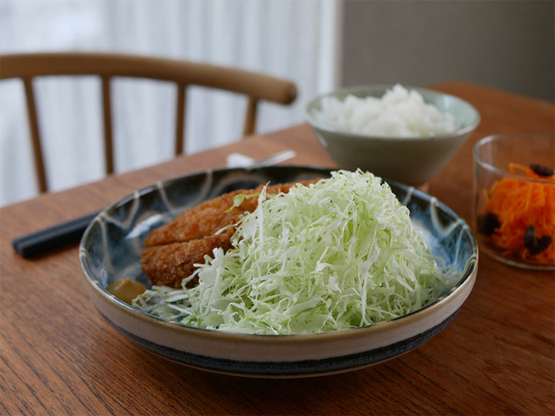 NONOJIの限定ブラックキャベピィMAXとサラダおろしセット、キャベツを使ったサラダと食器が並べられた写真