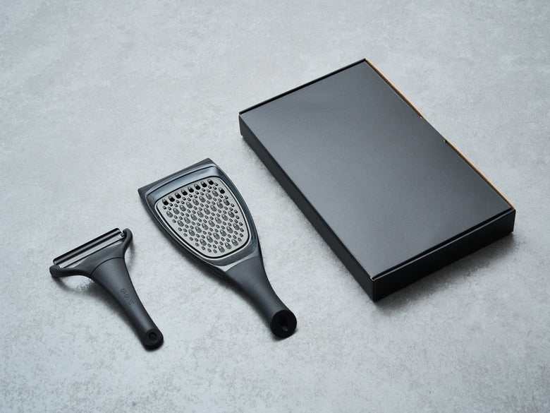 黒いハンドルと銀色の刃を備えたノノジ製キャベピィMAXとサラダおろしのセット