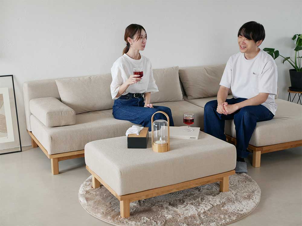 シーブのゆったり座れるレクトユニットソファーが配置された快適なリビングルーム。カウチやクッション、ランプが揃っています。