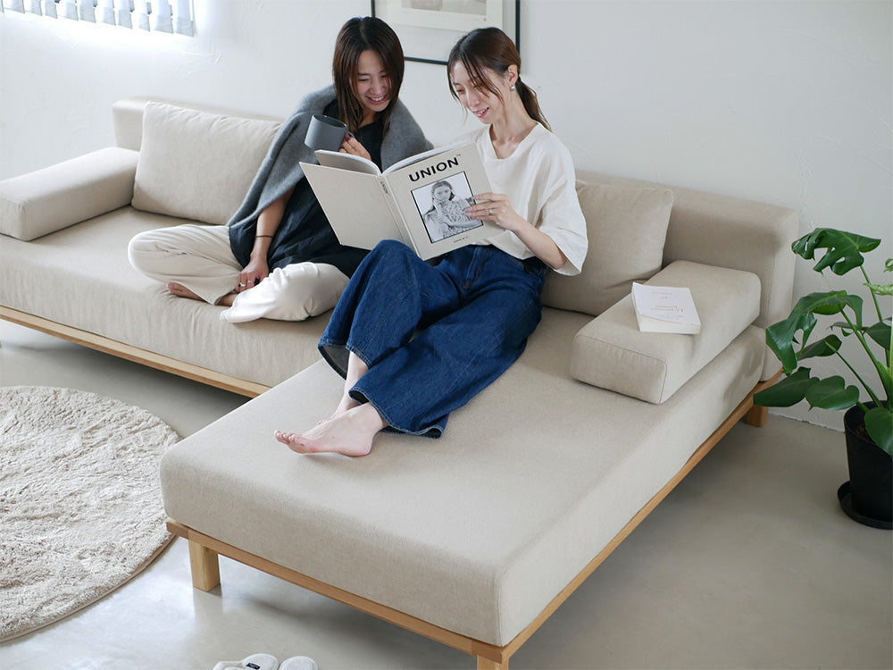 シーブのゆったり座れるレクトユニットソファが、木製フロアと調和したリビングルームに配置されている様子