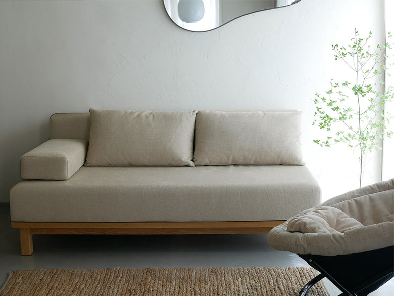 暖かみのあるブラウンの【SIEVE/シーブ】ゆったり座れるレクトユニットソファがリビングに設置されている