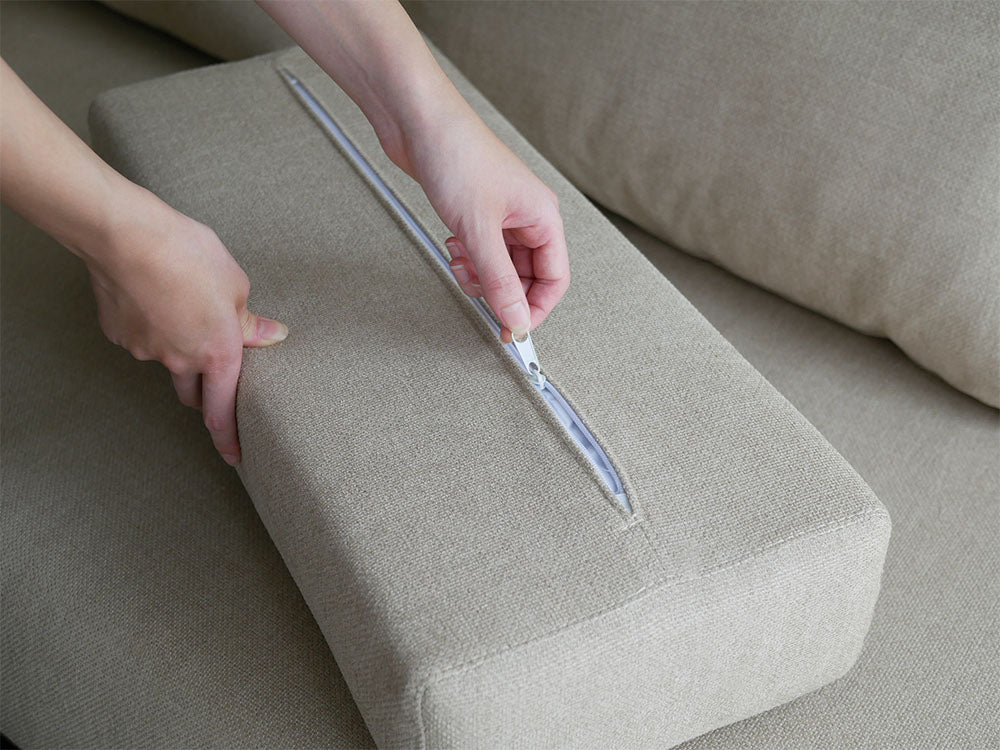 リビングルームに配置された【SIEVE/シーブ】ゆったり座れるレクトユニットソファー。豊富なクッションとアームレストが快適な座り心地を提供