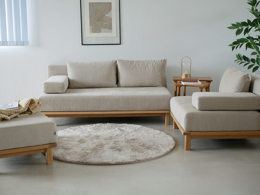 木製フレームとポリエステル張地のゆったりとしたレクトユニットソファが配置されたリビングルーム、カラフルなクッションがアクセントとなるインテリア