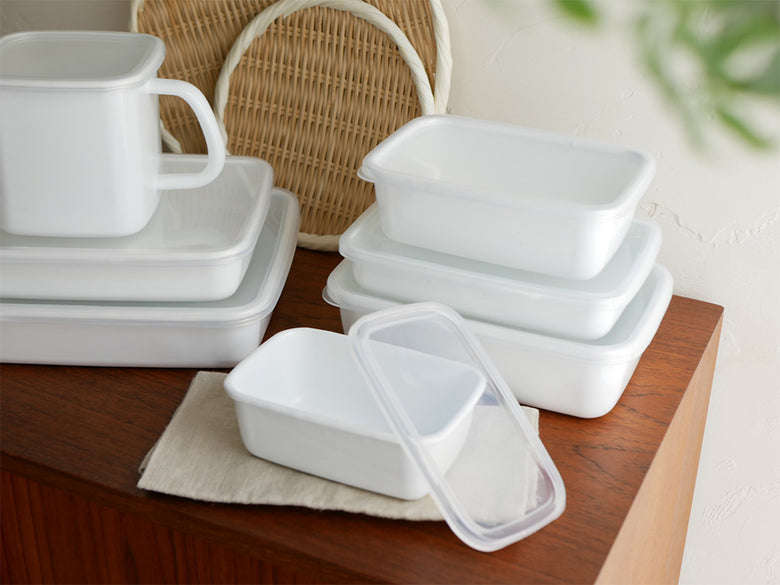 野田琺瑯のホーロー製シール蓋付き保存容器セット。異なるサイズと形状のレクタングル浅型および深型が整然と並べられている