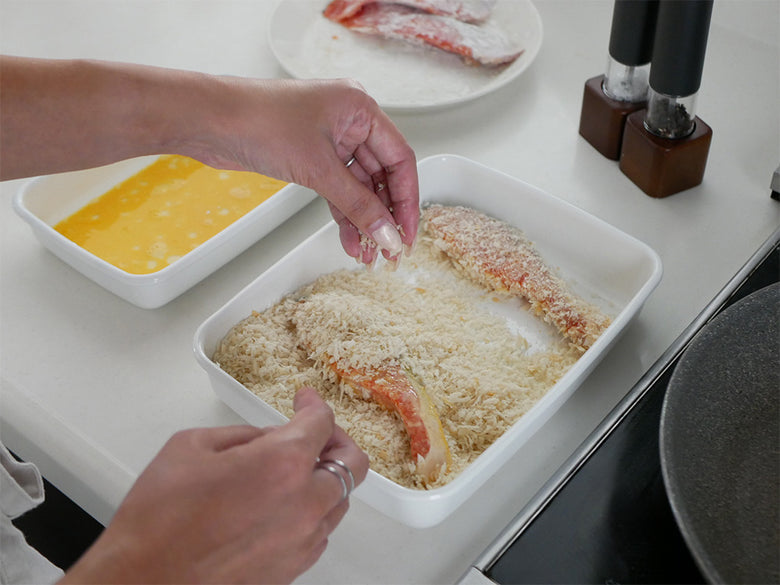 野田琺瑯 WhiteSeriesのホーロー保存容器がキッチン上で食材や調味料とともに並べられている様子