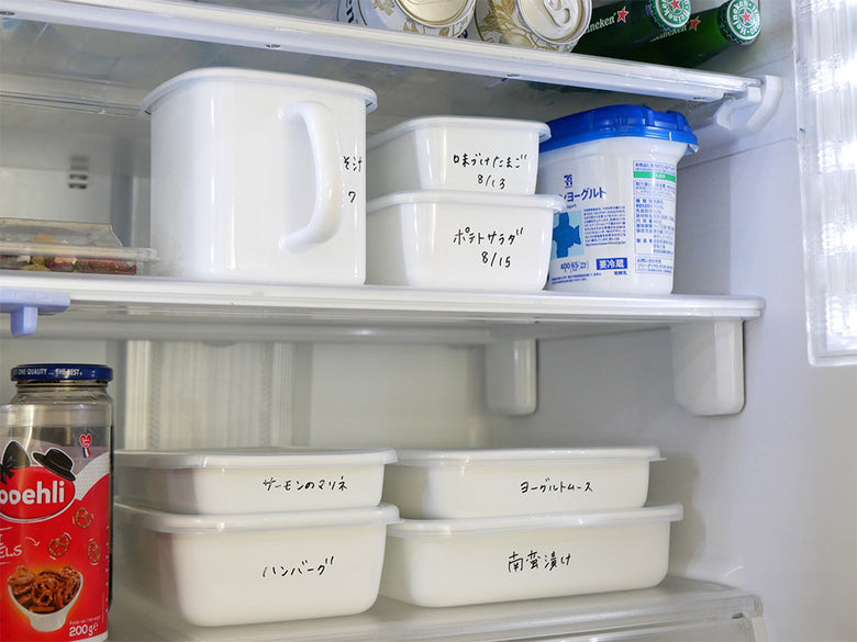 野田琺瑯ホワイトシリーズのシール蓋付きホーロー保存容器がキッチンに並べられている様子
