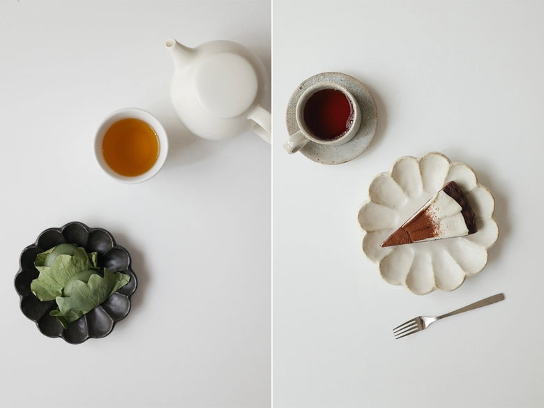 トウジキトンヤの磁器製花皿「リンカ」に盛り付けられたデザートとフルーツ