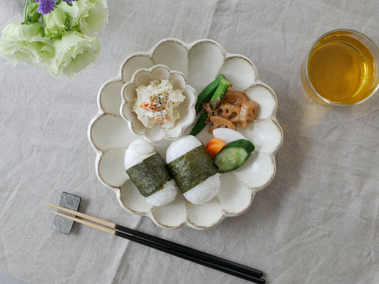 TOJIKITONYAのリンカ磁器製花皿と様々なサイズのボウルやプレートが並んだテーブルセッティング
