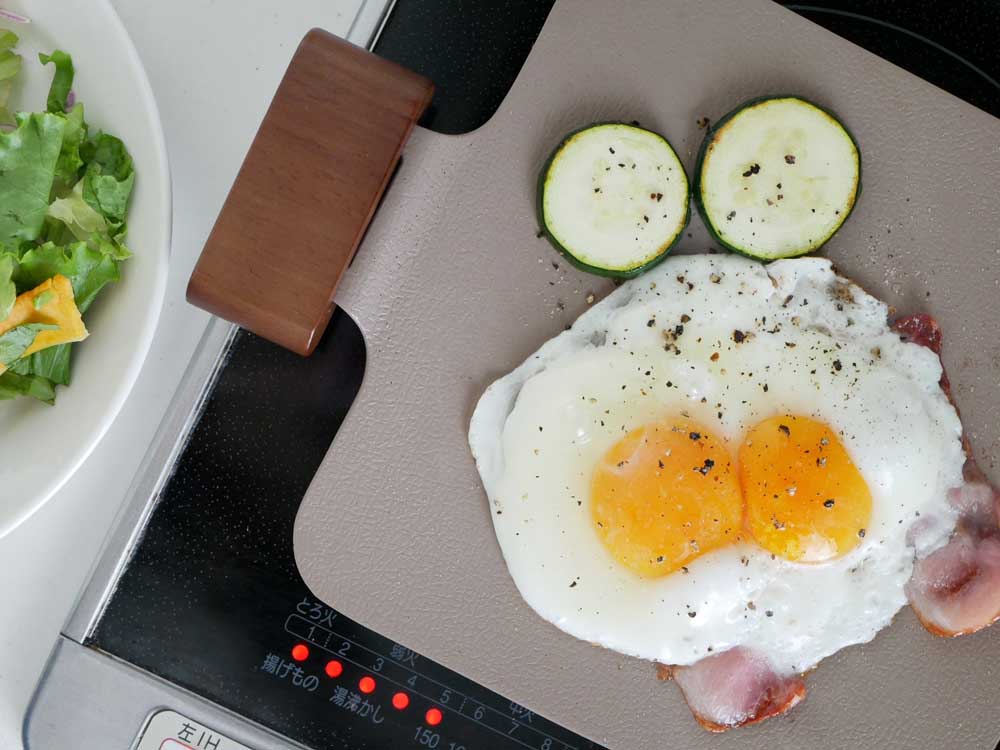 ドクターハウズのソリッドミニグリルパンに焼かれた目玉焼き