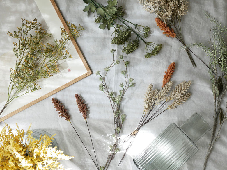 アデペシュのアーティフィシャルフラワーとツイッグを使用したナチュラルなフラワーアレンジメント