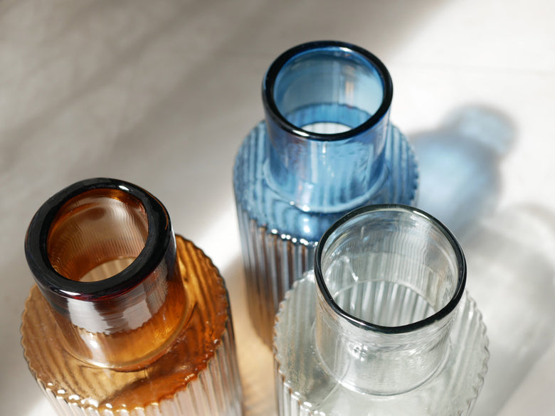 シセイ製透明ガラスフラワーベースプロップ、円筒形デザインでボトルキャップ付き