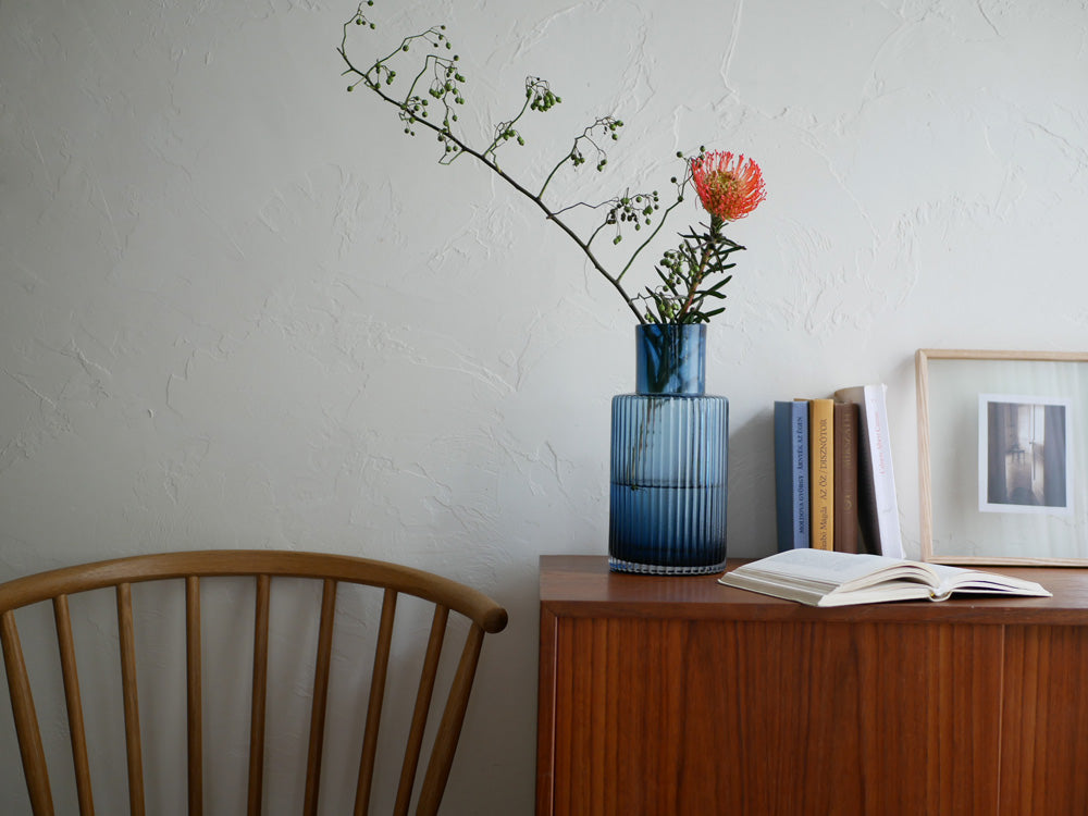 shesay「GLASSフラワーベース プロップ」に美しくアレンジされたカラフルな花束