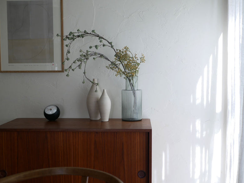 室内インテリアとしてドレッサーに配置されたshesayのガラスフラワーベースと観葉植物