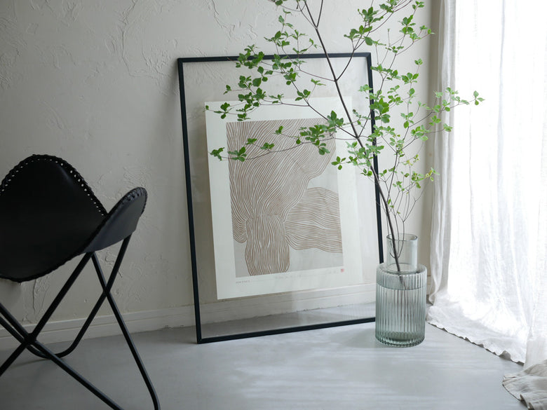 シセイのGLASSフラワーベース プロップにハウスプラントが飾られ、木製床の上に配置された写真