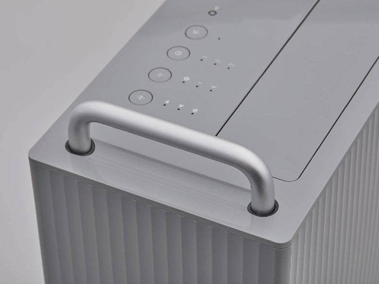 カドー除湿機 ROOT 7200 のシルバー色の家庭用空気清浄機。コンパクトでスタイリッシュなデザインが特徴です。