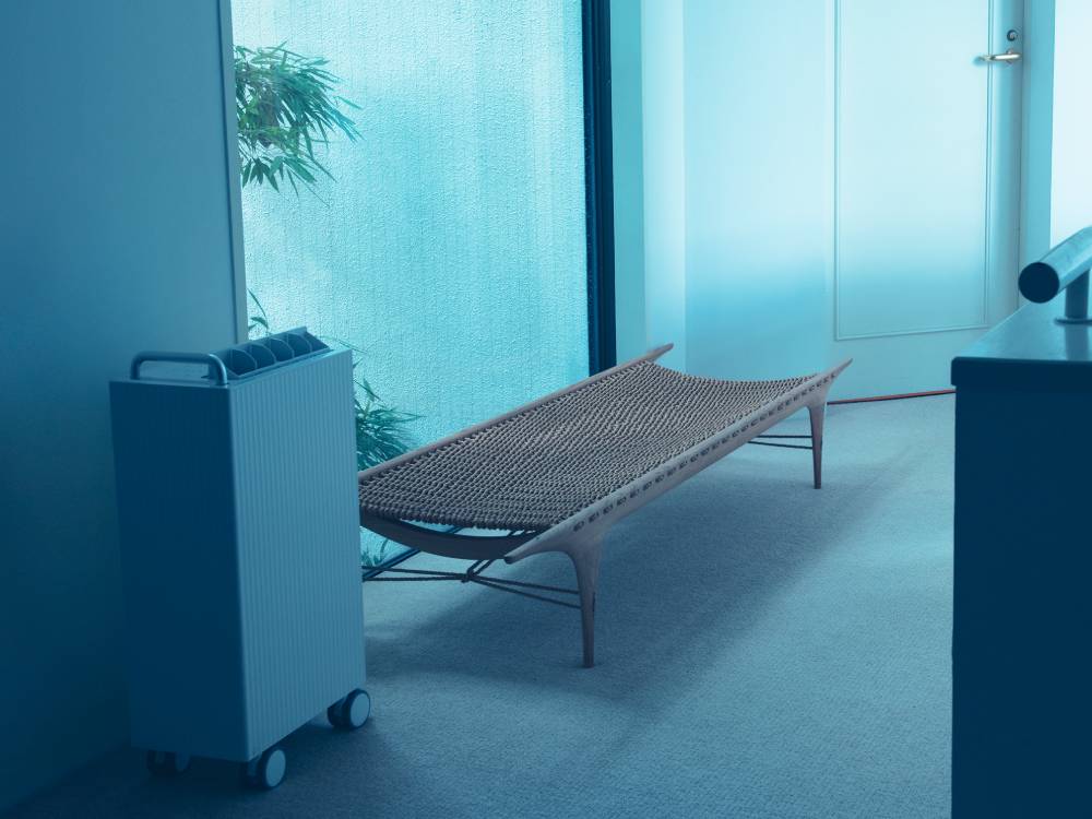 室内の床に家具と共に配置されたcado除湿機 ROOT 7200 クールグレー