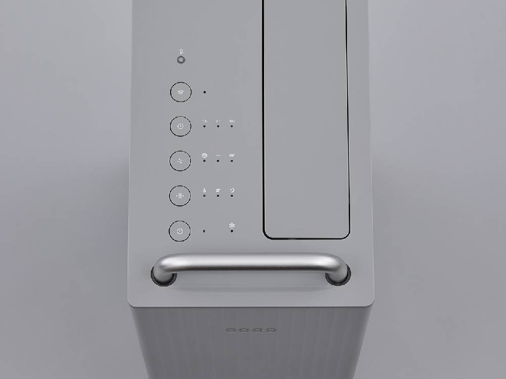 cado除湿機 ROOT 7200 クールグレー。銀色の家庭用電子家電で、前面に操作パネルとスピーカーが搭載されています。